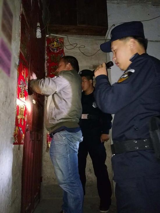 马鞍山粗心妈妈误将幼女锁家中 民警全城寻开锁师傅开门